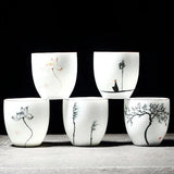 Tasse en porcelaine peinte