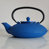 théière en fonte bleue