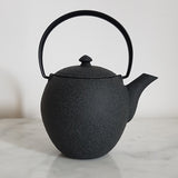 théière en fonte grise
