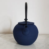 théière fonte bleu foncé