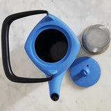 théière en fonte émaillée bleue