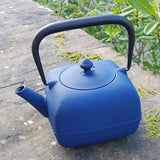 théière en fonte bleue