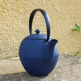 théière en fonte bleue