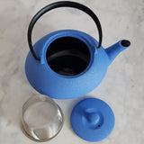 théière en fonte émaillée bleue