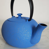 théière en fonte bleu et or