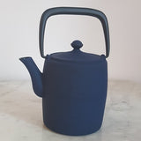 théière en fonte bleue