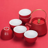 Théière et tasses assorties