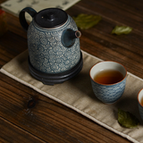 théière et tasses assorties