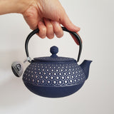 Théière Bleue en Fonte <br> Iwachu Kikko 650 ou 900ml