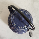 Théière Bleue en Fonte <br> Iwachu Kikko 650 ou 900ml