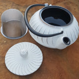 Théière en fonte émaillée blanche