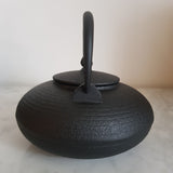 Théière en Fonte Plate <br> Noire Wazuqu Itome 1L