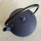 théière en fonte bleu et or