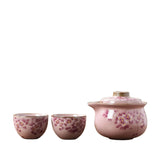 Théière et tasses assorties