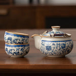 Théière et tasses assorties
