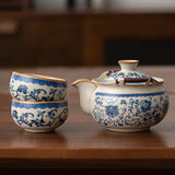 Théière et tasses assorties